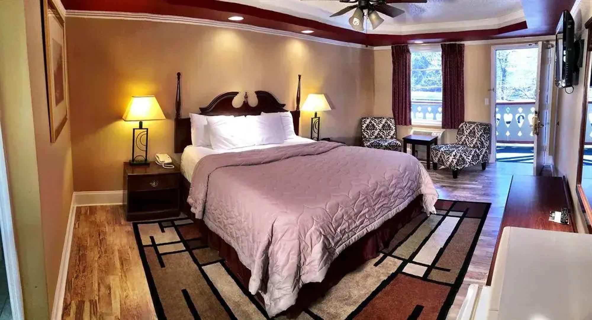 Riverbend Motel & Cabins