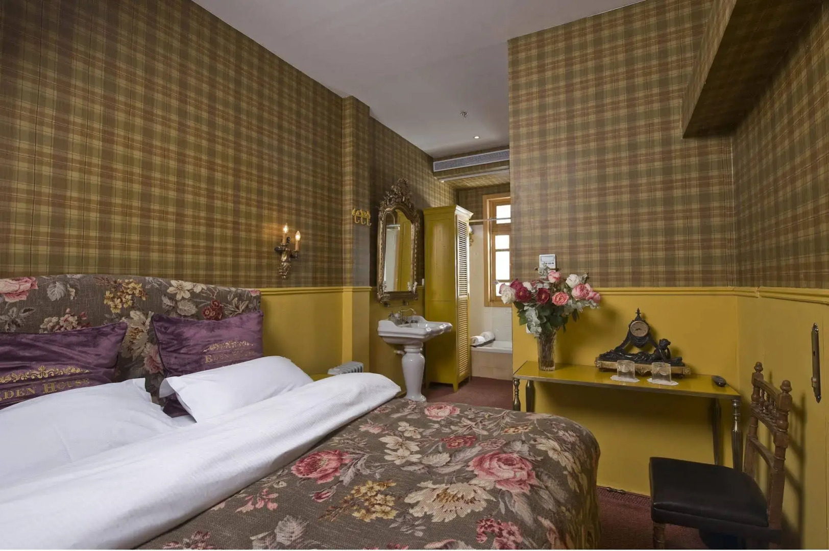 The Elliot - Adults only