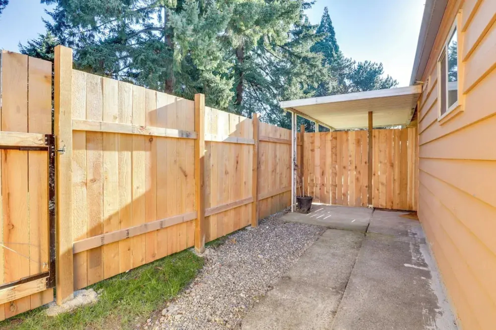 Apt 10 Mi to Portland: Walk to Bus Stop!