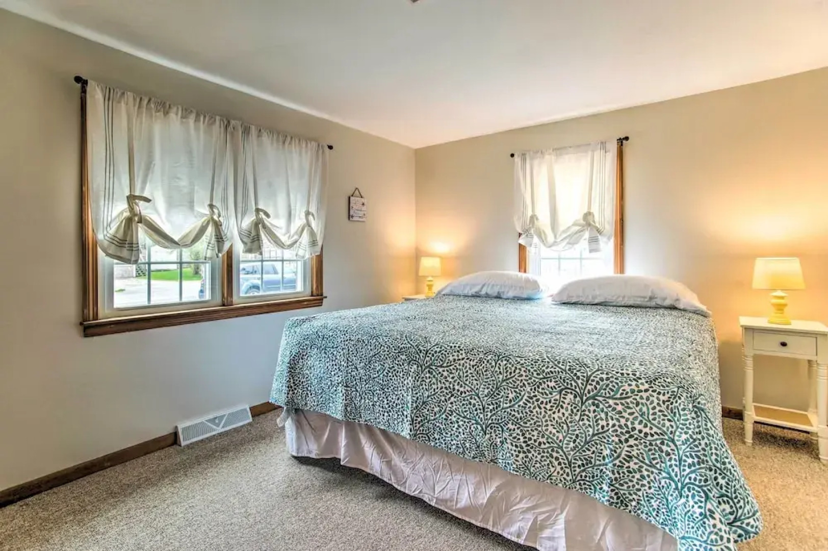 Traditional Cape Cod Cottage: Walk to Beach!