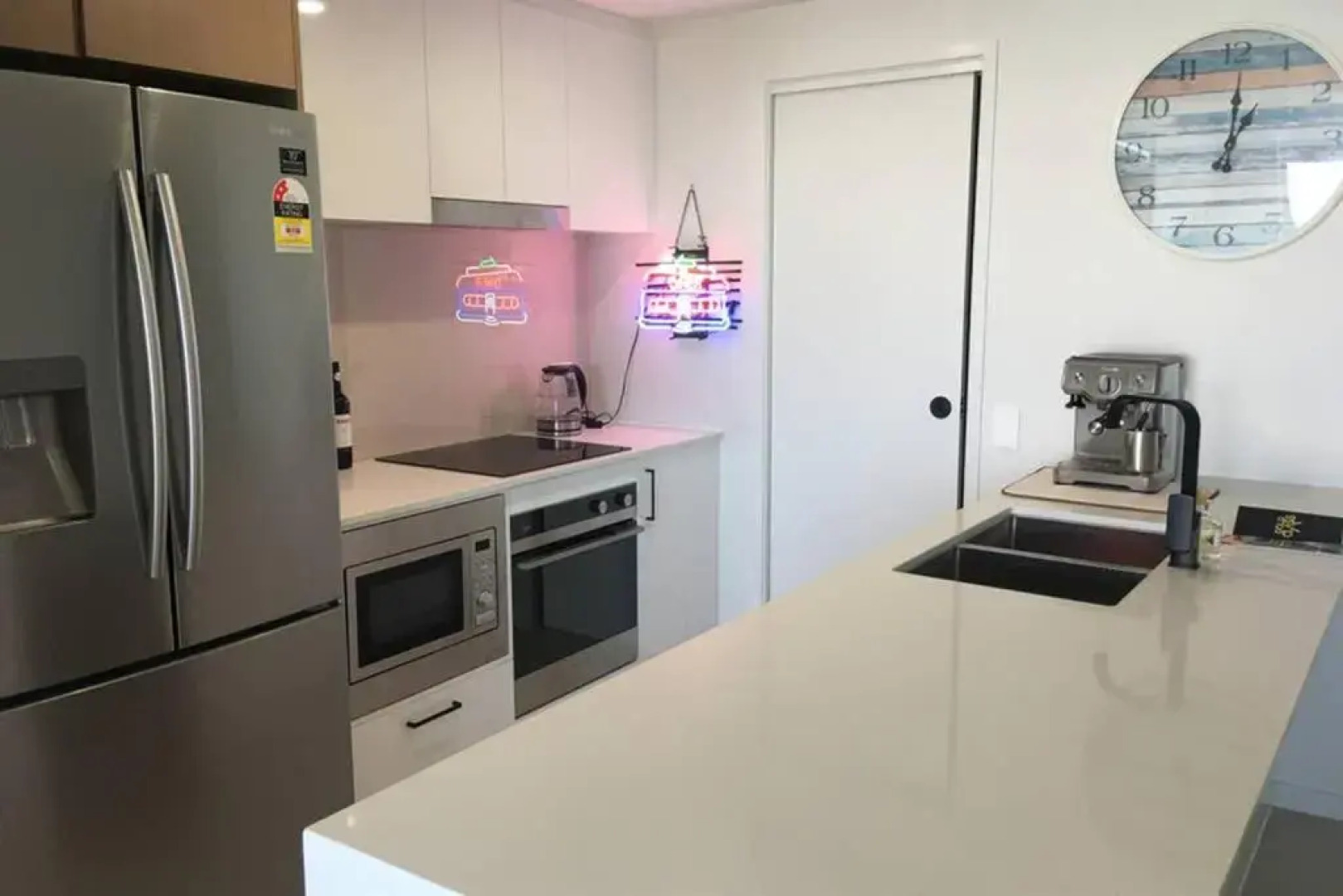 NEW UPMARKET COMFORTABLE 2 Bed, 2 Bath, OCEAN VIEWS, 250m to BUDDINA BEACH!