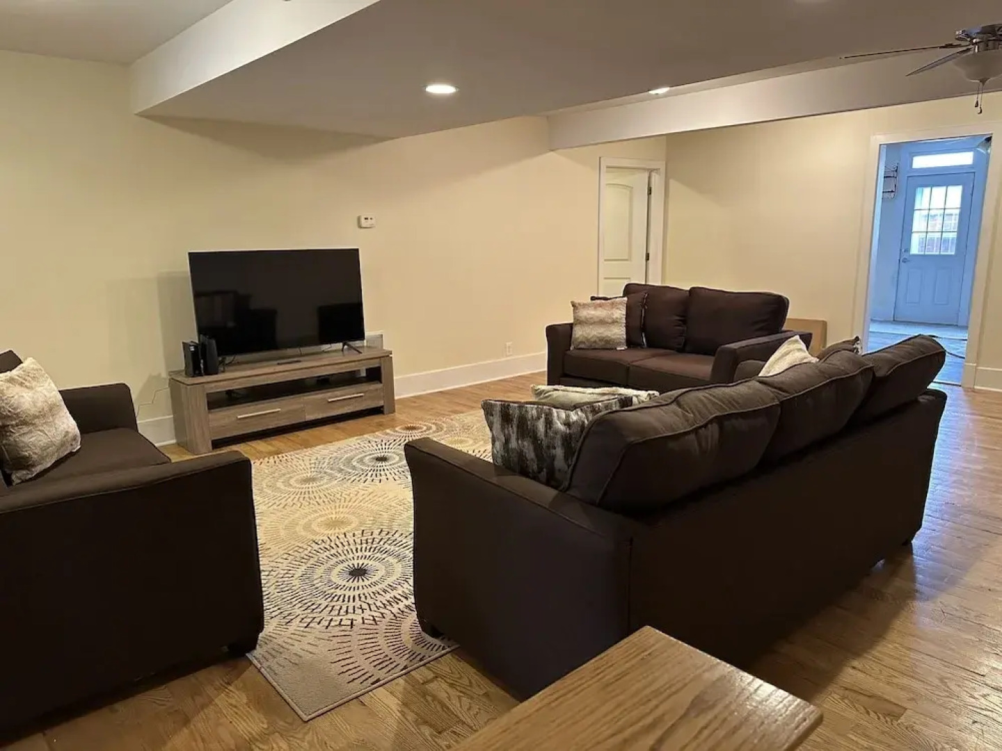 Roosters Crow 1 Bedroom