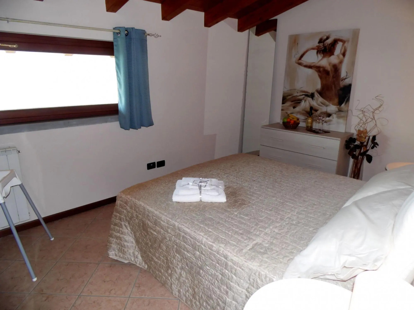 Apartment in 2-floor villa with swimming pool, equipped garden and lake view