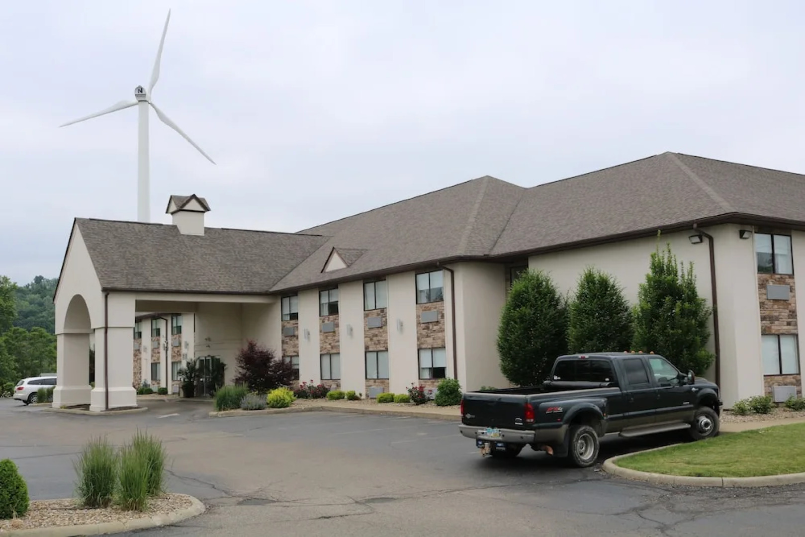 Schoenbrunn Inn & Suites