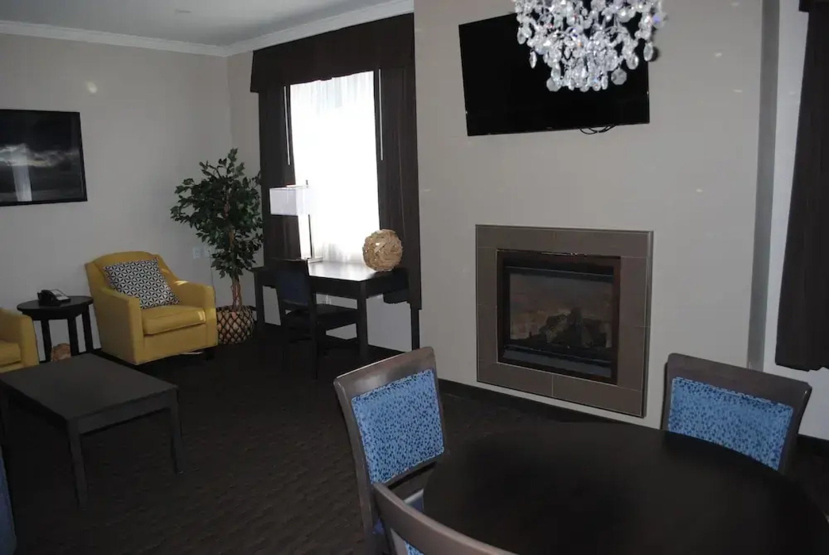 Days Inn and Suites Lindsay