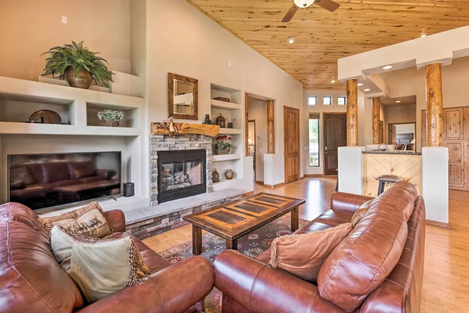 Unwind Fireside: Dog-friendly Show Low Townhome!