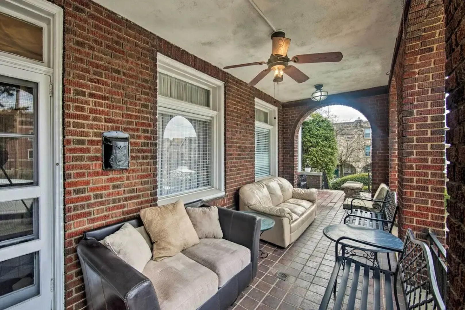 Walk to Shops, Dining & City Park: Reading Apt