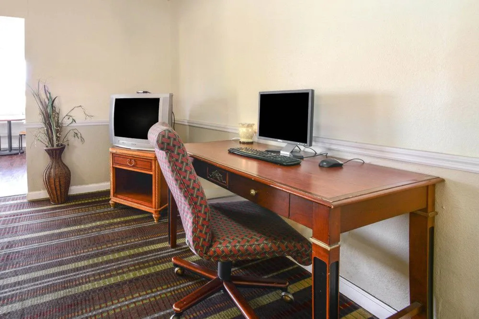 Econo Lodge Inn & Suites