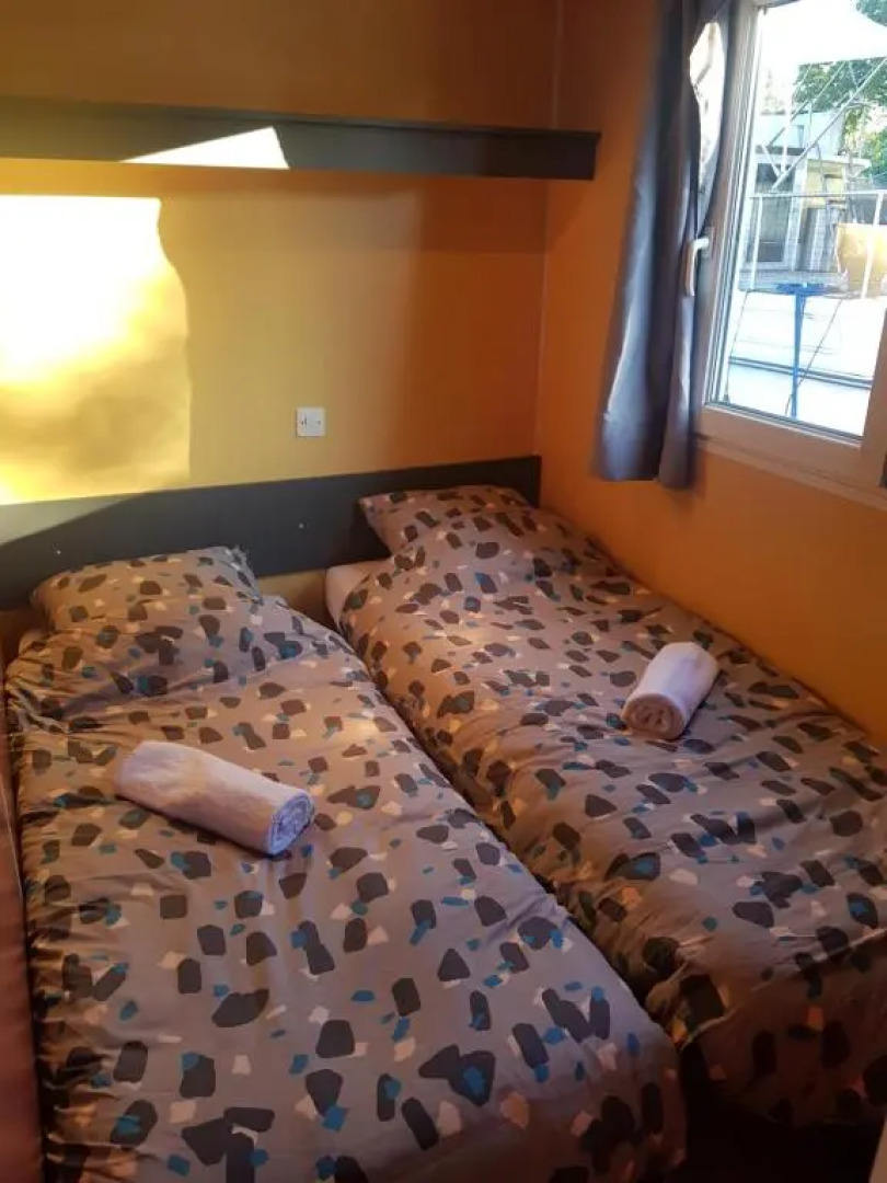 Mobil-home flottant SEURRE vue panoramique sur l'eau jacuzzi privé en option