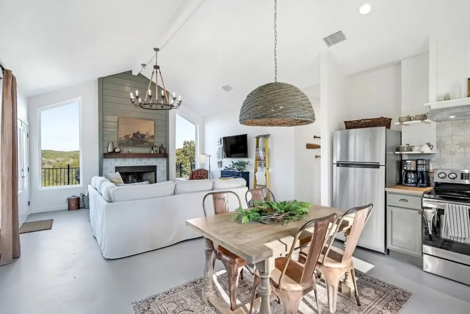 NEW Gorgeous Home With Hot Tub 5min From the River