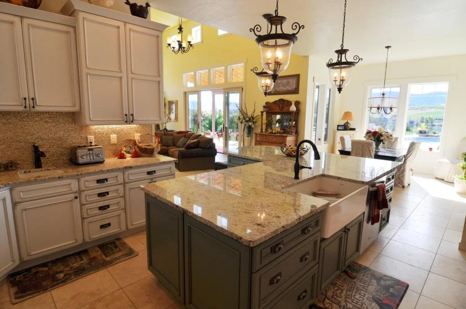 Lake's Edge Tuscan Lodge