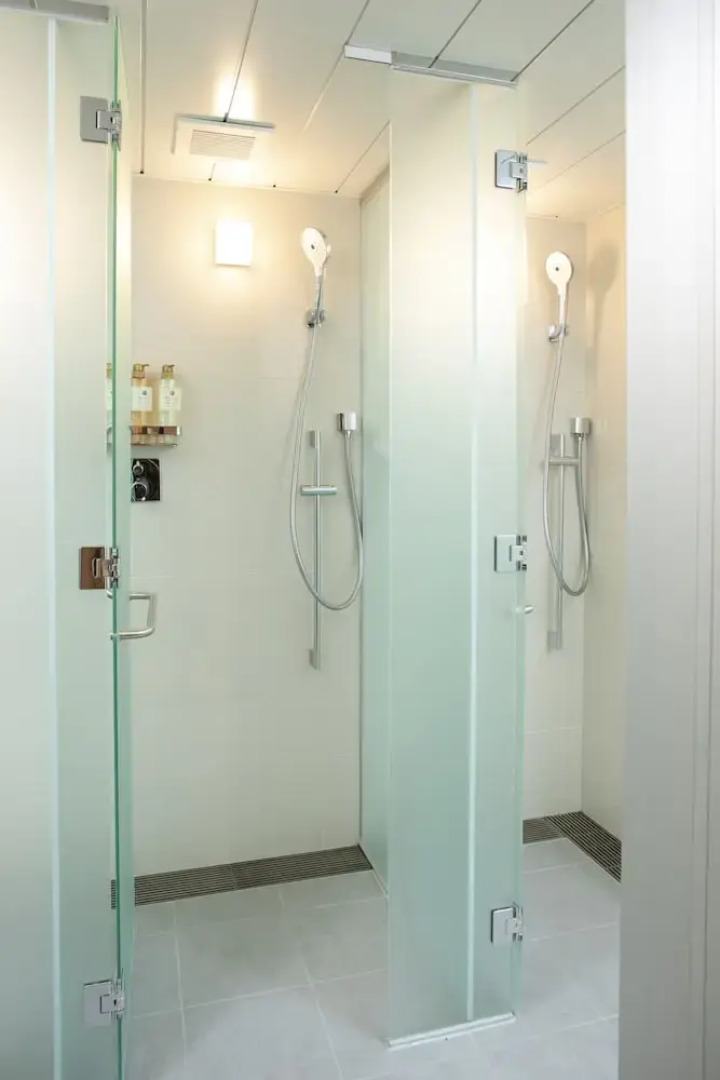 PLAZA EAST CABIN - Caters to men