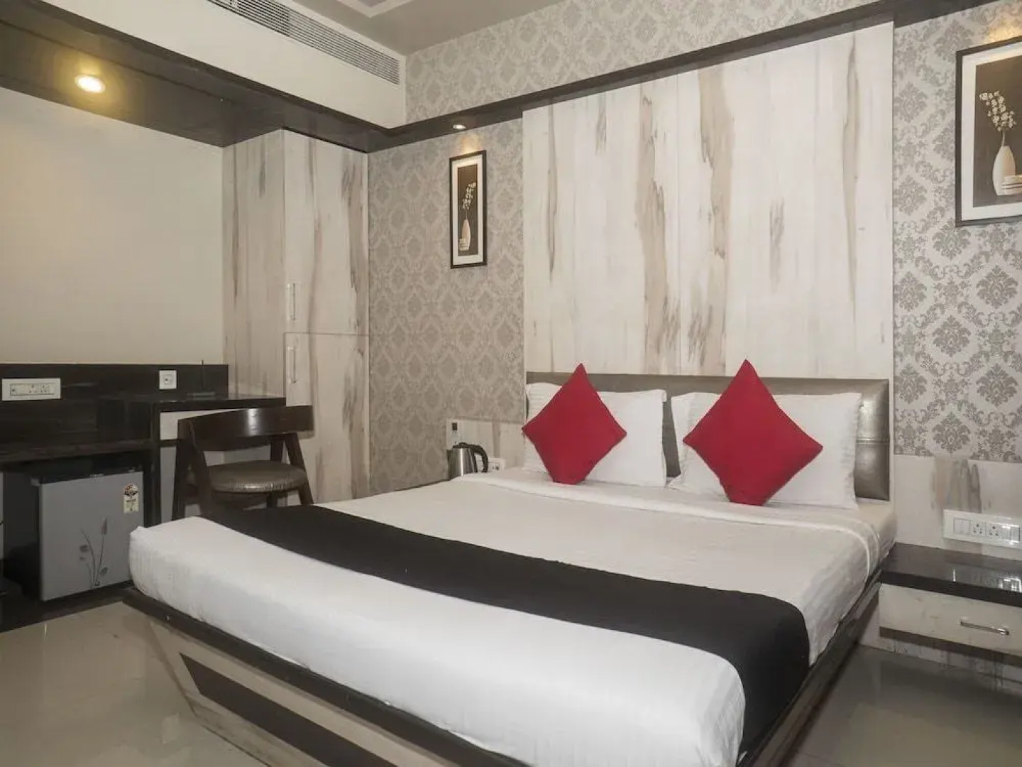 Super Townhouse OAK Regal Inn Near Sant Tukaram Nagar Metro Station