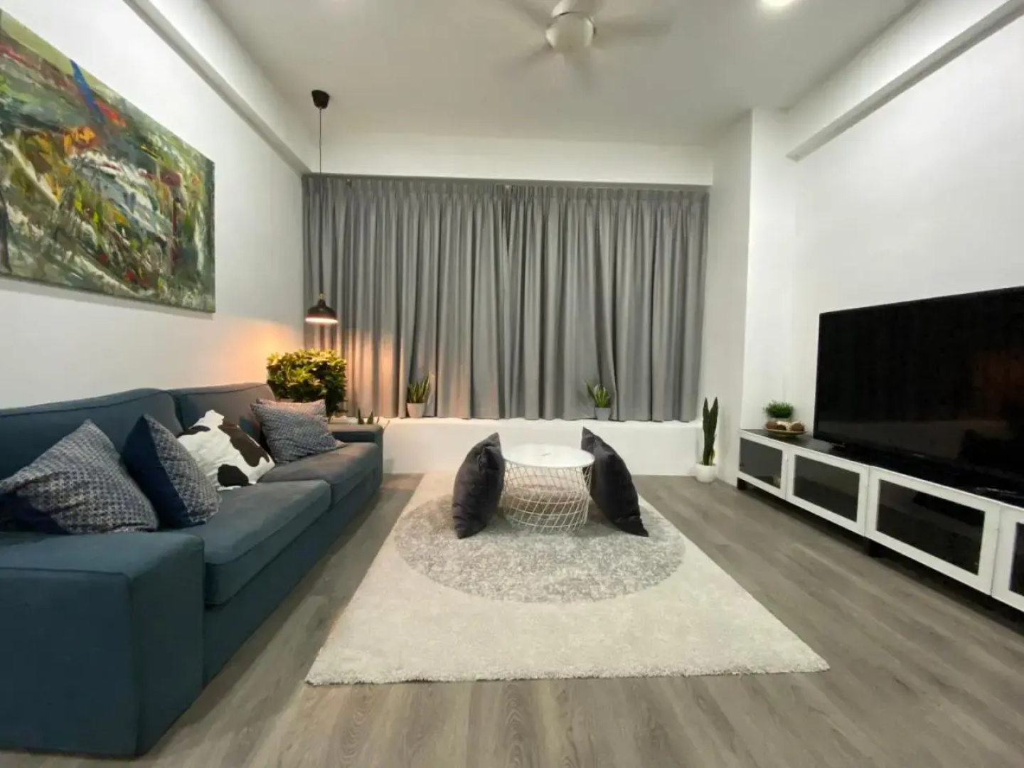 2 bedrooms surrounding natural View and pool