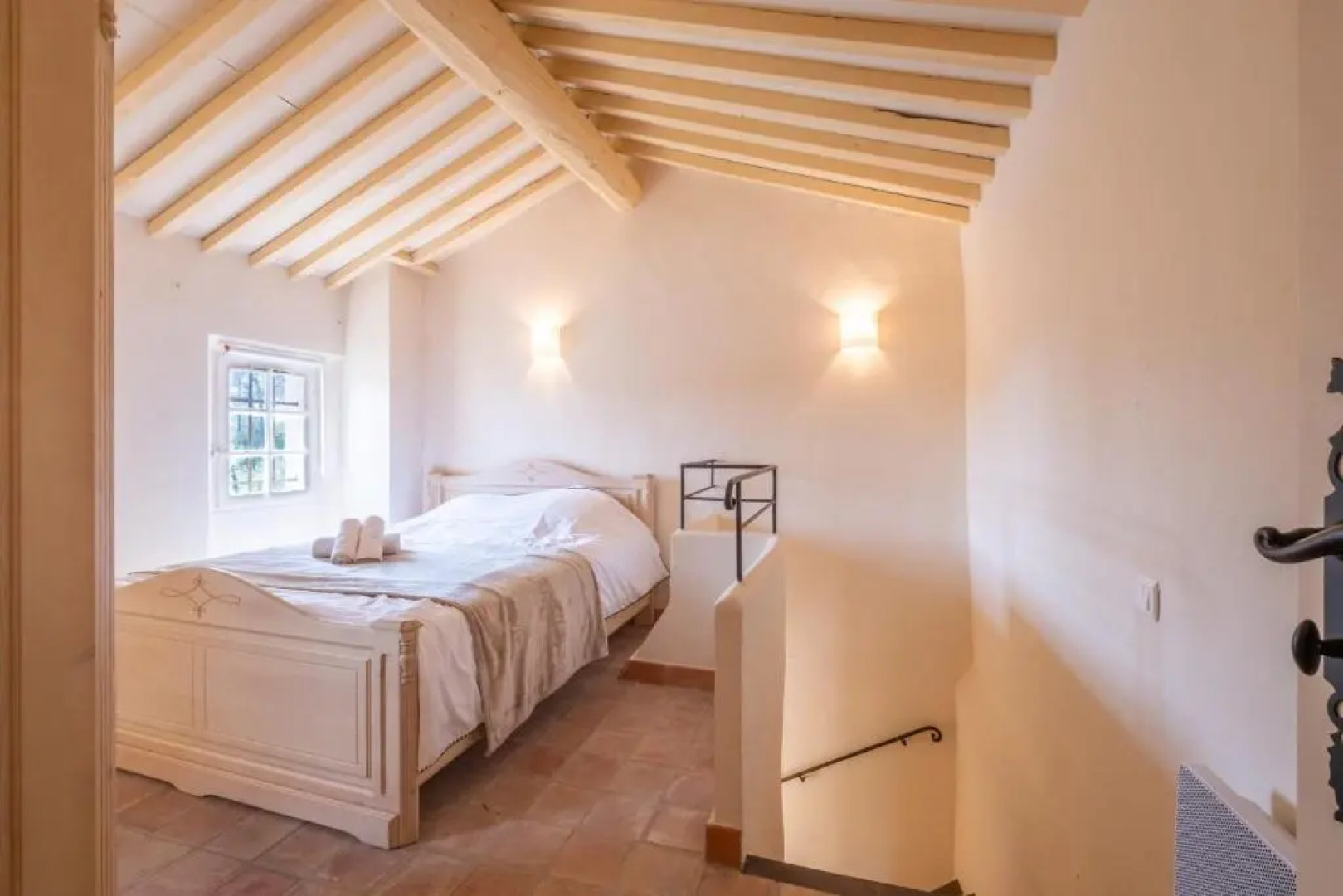 SERRENDY BIJOU de 280m2 au calme absolu avec piscine à débordement