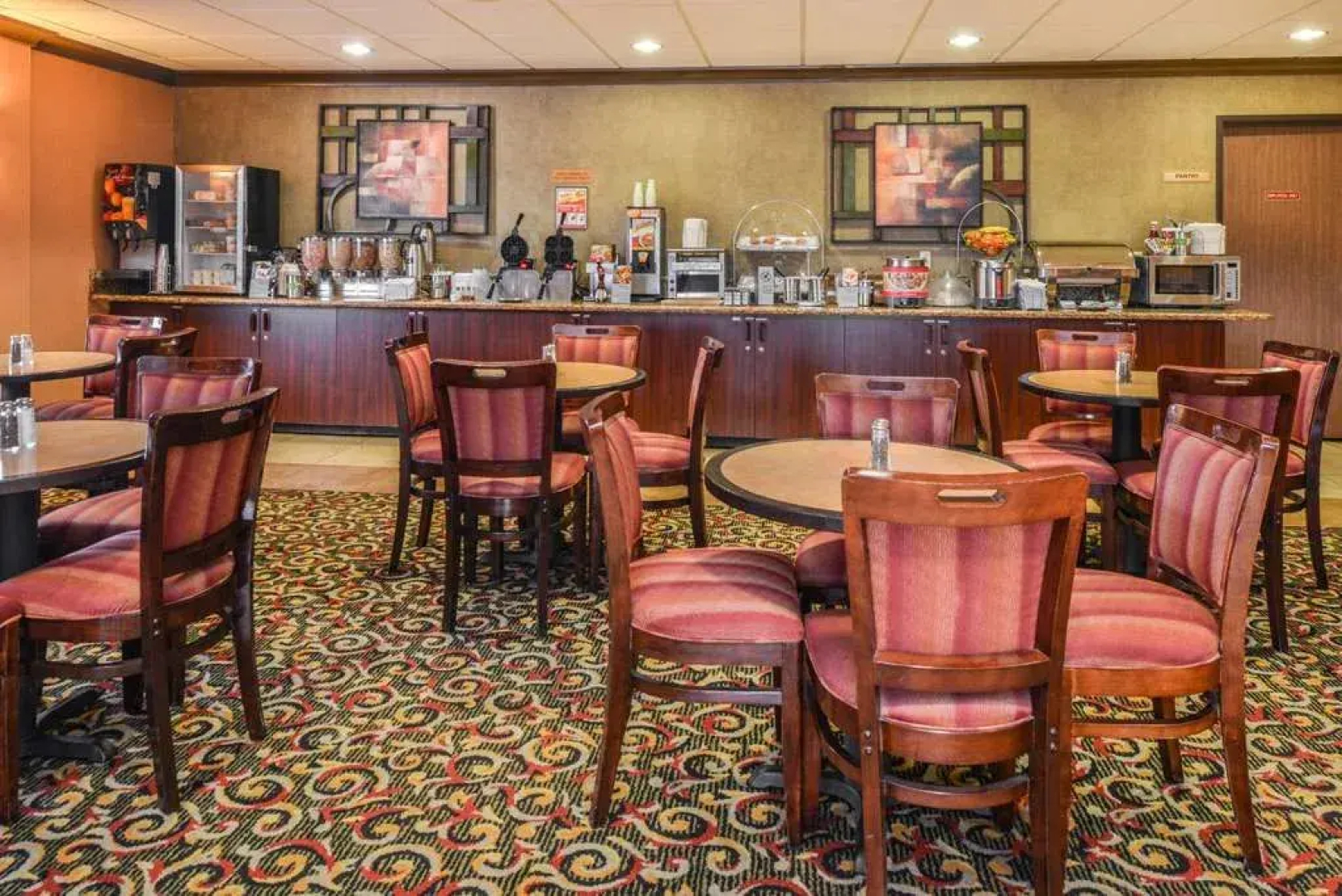 Best Western Plus Cascade Inn & Suites