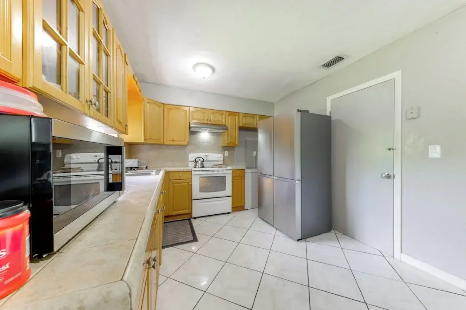 Fenced-in Yard: Home 3 Mi to Hard Rock Stadium!