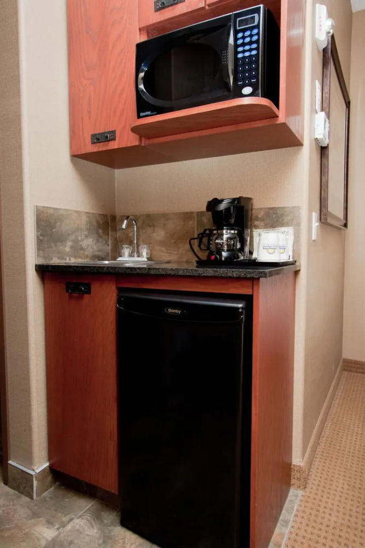 Days Inn & Suites Strathmore