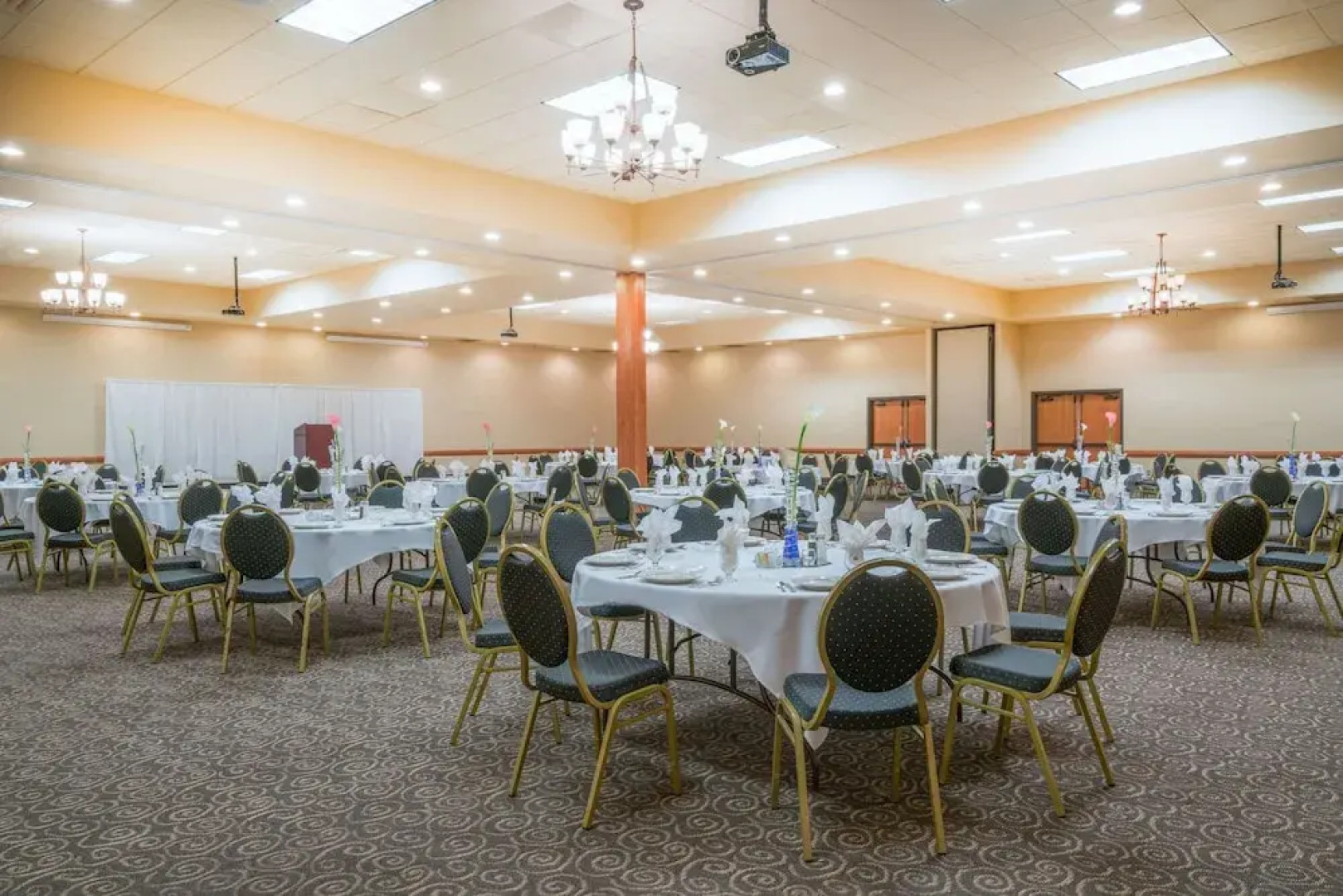 Ramada Tropics Resort / Conference Center Des Moines