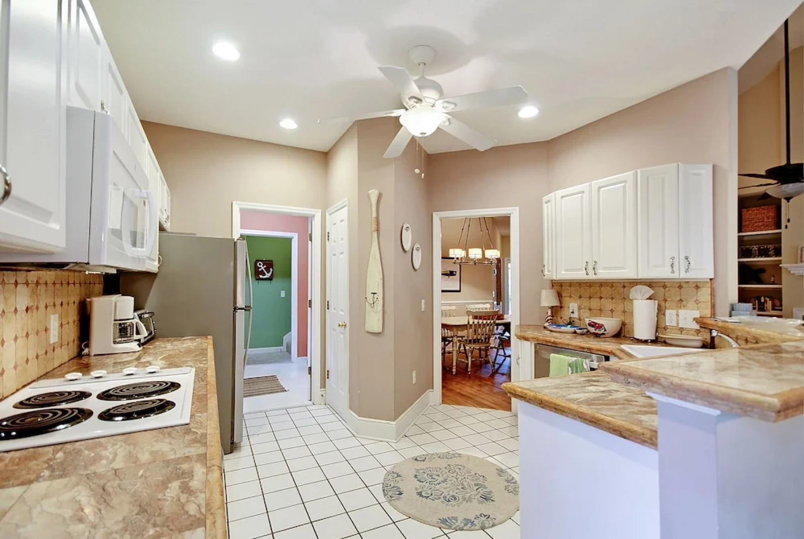 Spacious Overlooking Lagoon 5 Bedrooms 2.5 Bathrooms Home