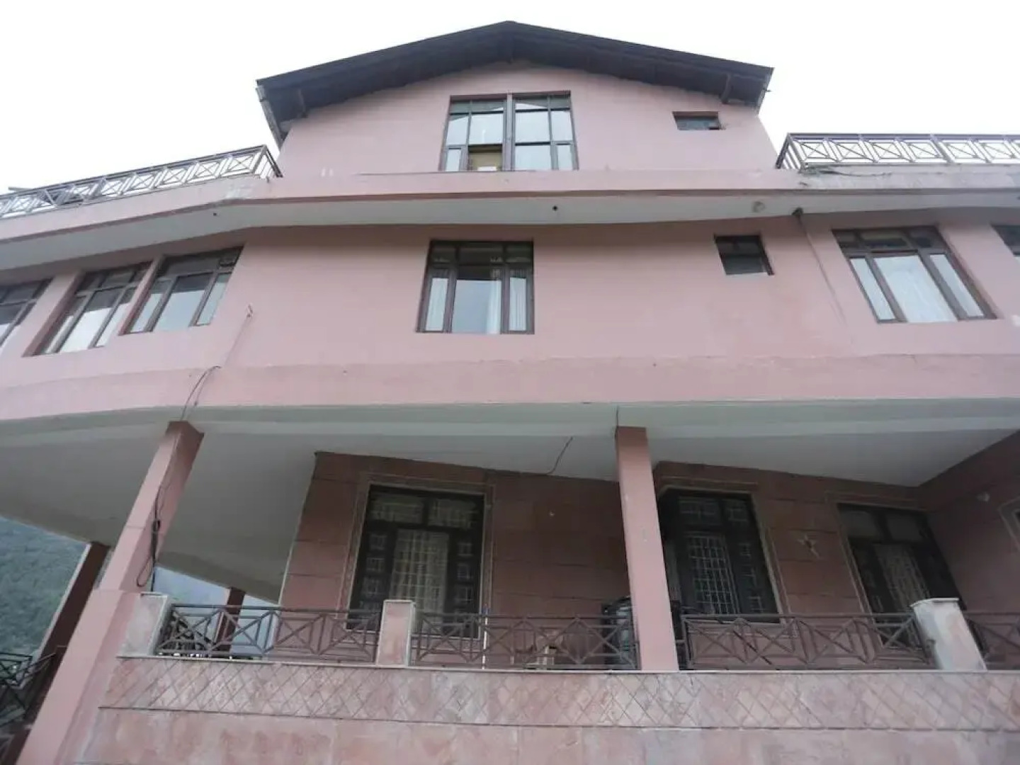 Red Inn by OYO Rooms