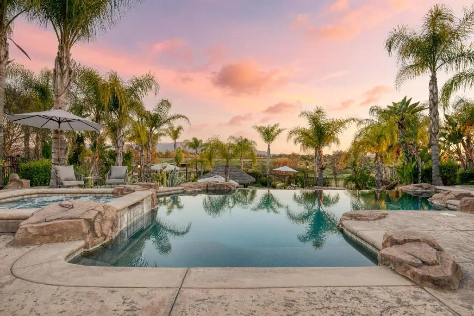 Sky Lantern by AvantStay Stunning Oasis w Pool Hot Tubs Volley Ball Court Home Office