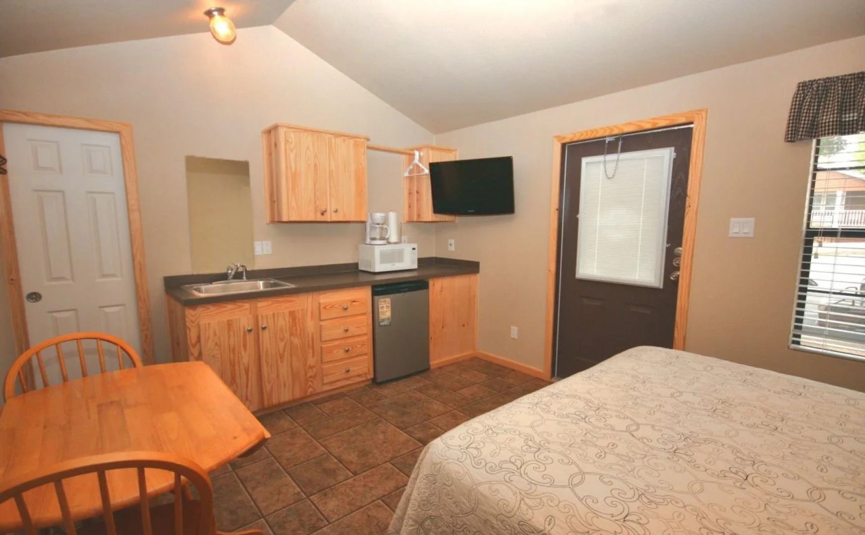 Hill Country Cottage and RV Resort