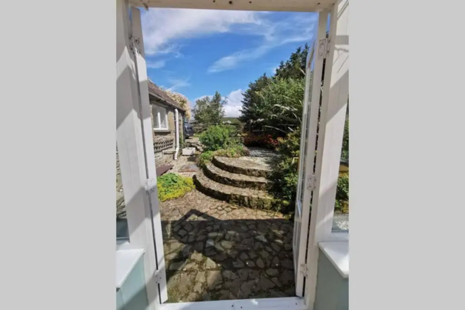 Cosy, Coastal Retreat with a Large Garden