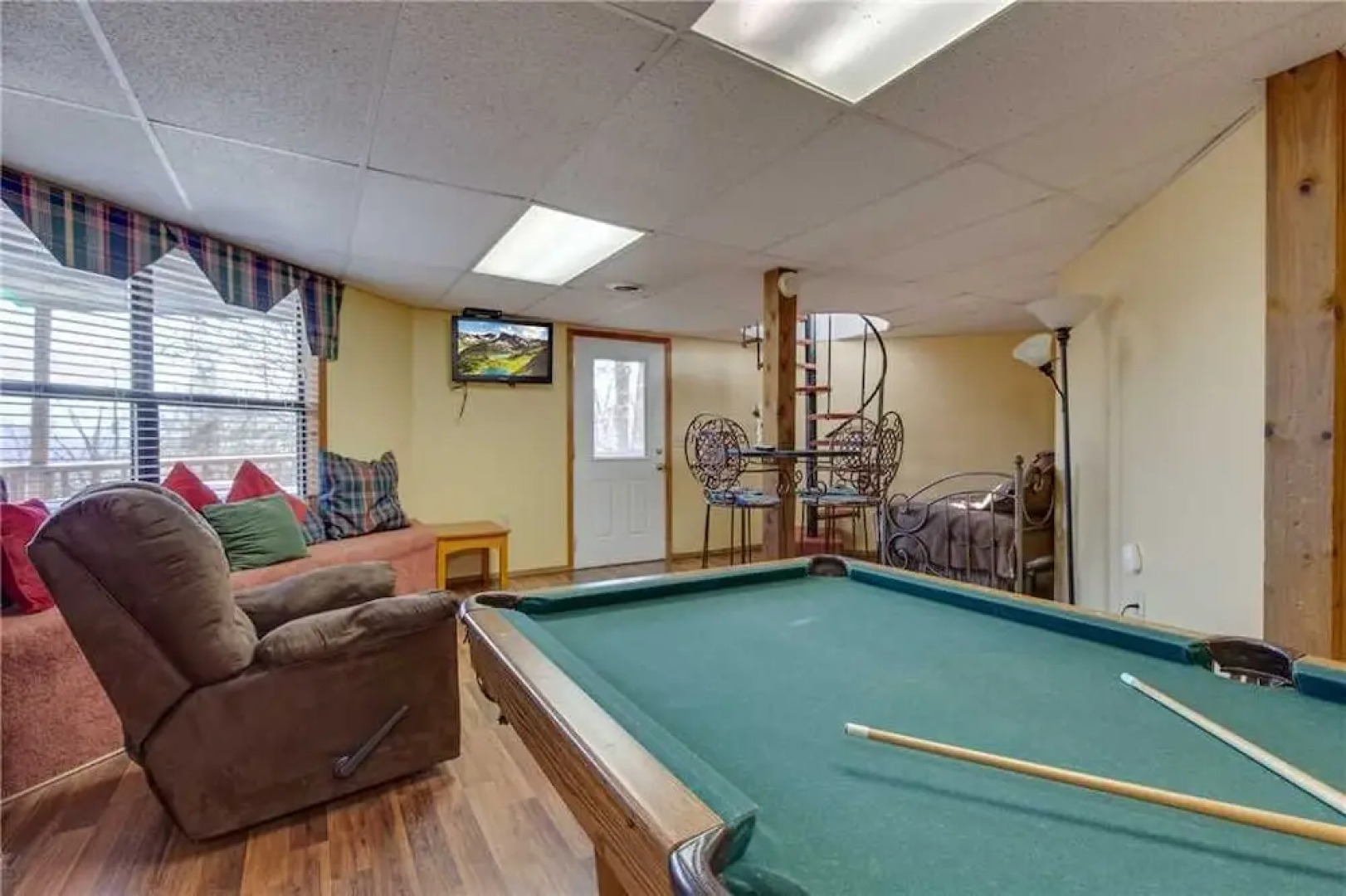 Smoky Mountain Dreams - Three Bedroom Cabin