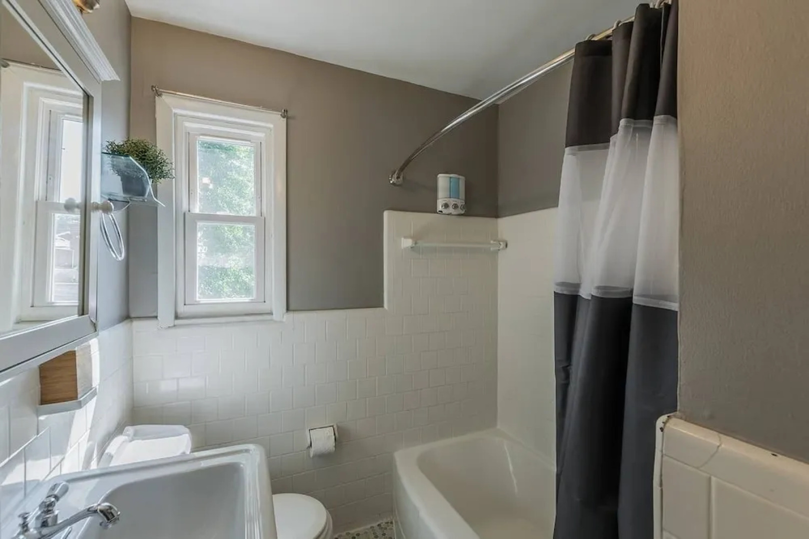 Luxurious 3br 2ba Townhouse with cozy backyard