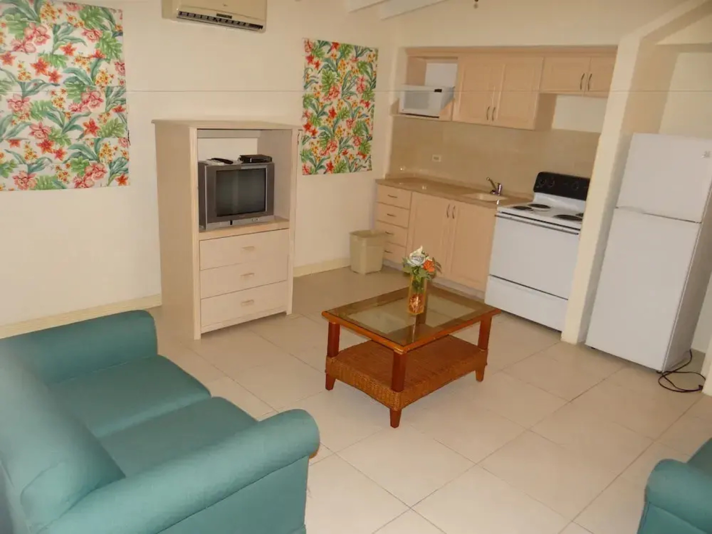 Tropical Winds Apartment Hotel