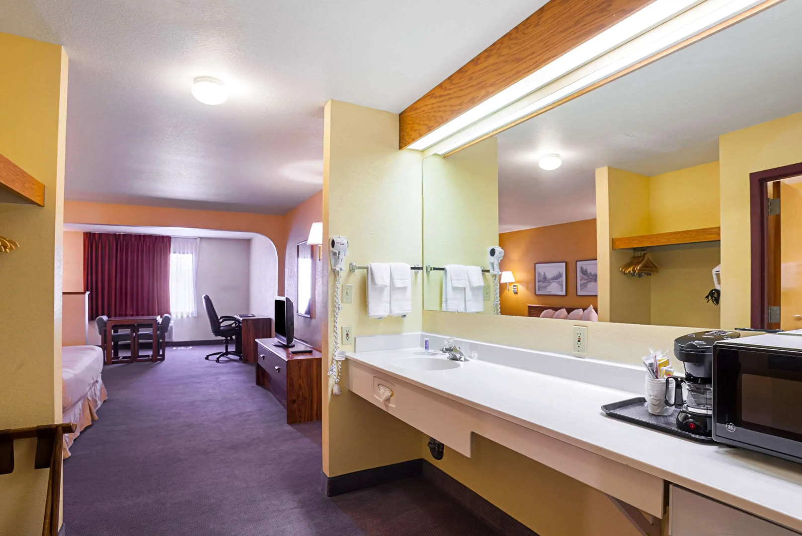 Rodeway Inn & Suites