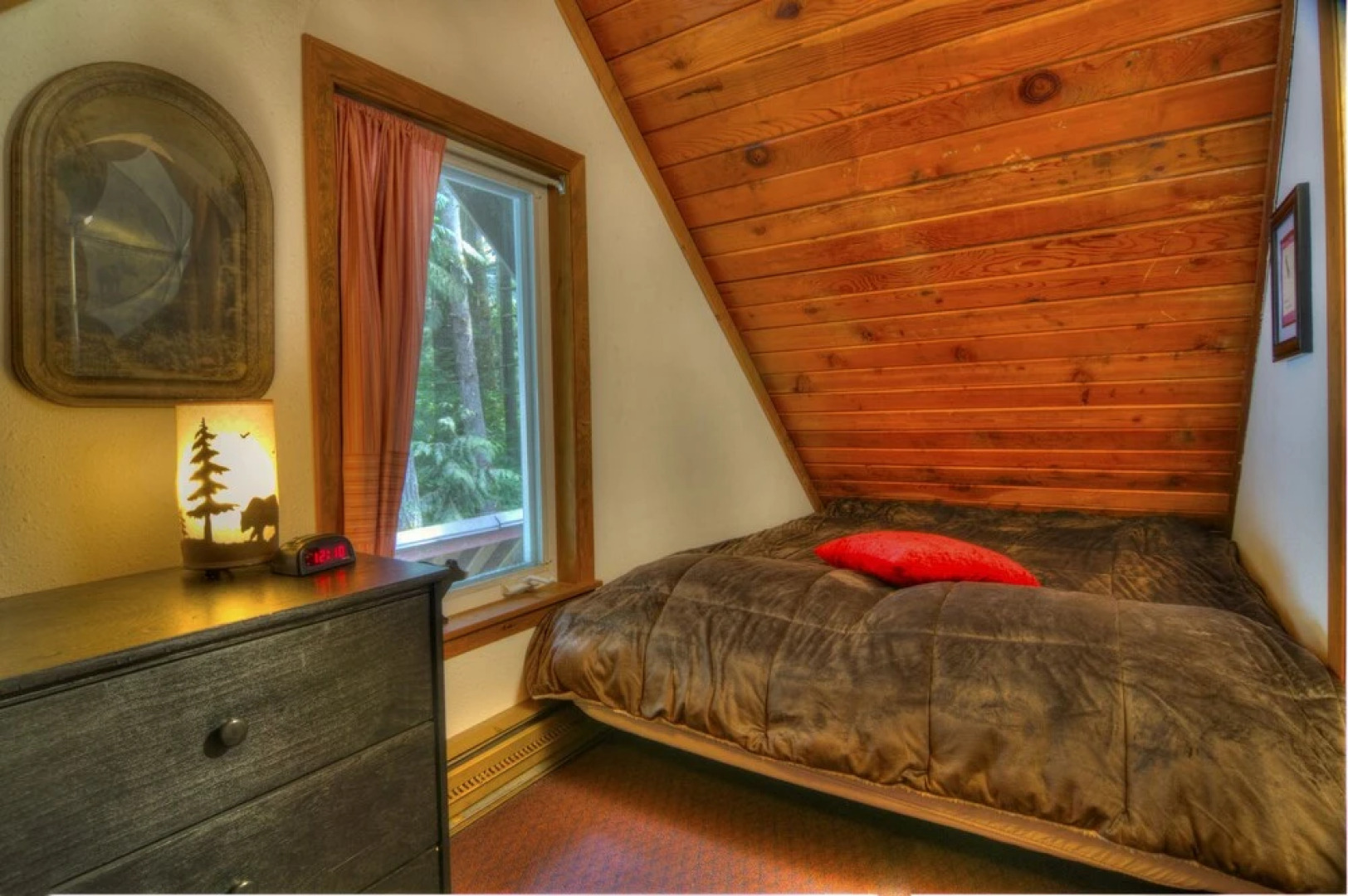 Apres Chalet - Two Bedroom Cabin with Hot Tub