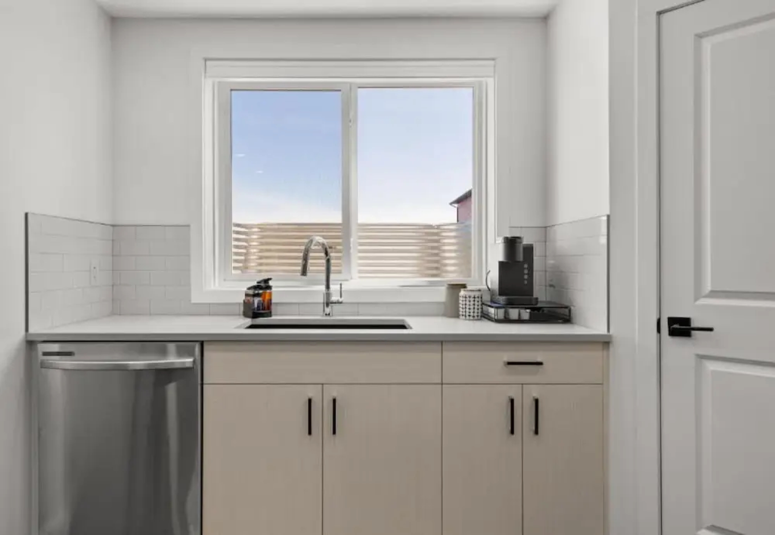 Livingston Way I Sleep 6 I Netflix I Kitchen I TV