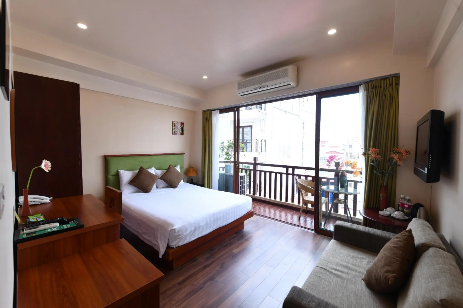 Artisan Lakeview Hotel