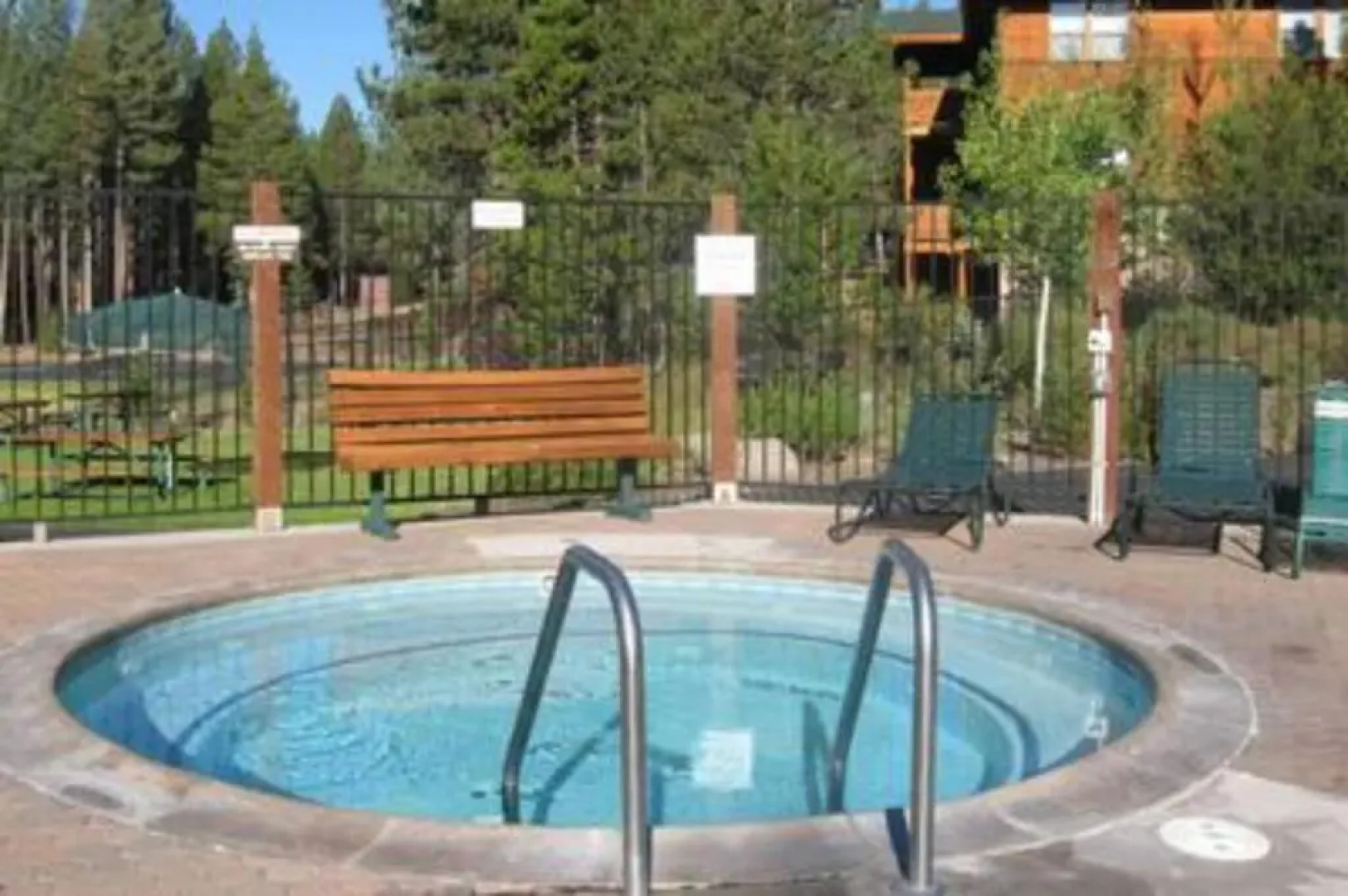 High Pines Hideaway by Avantstay - Newly Remodeled in Tahoe Donner With Hot Tub!