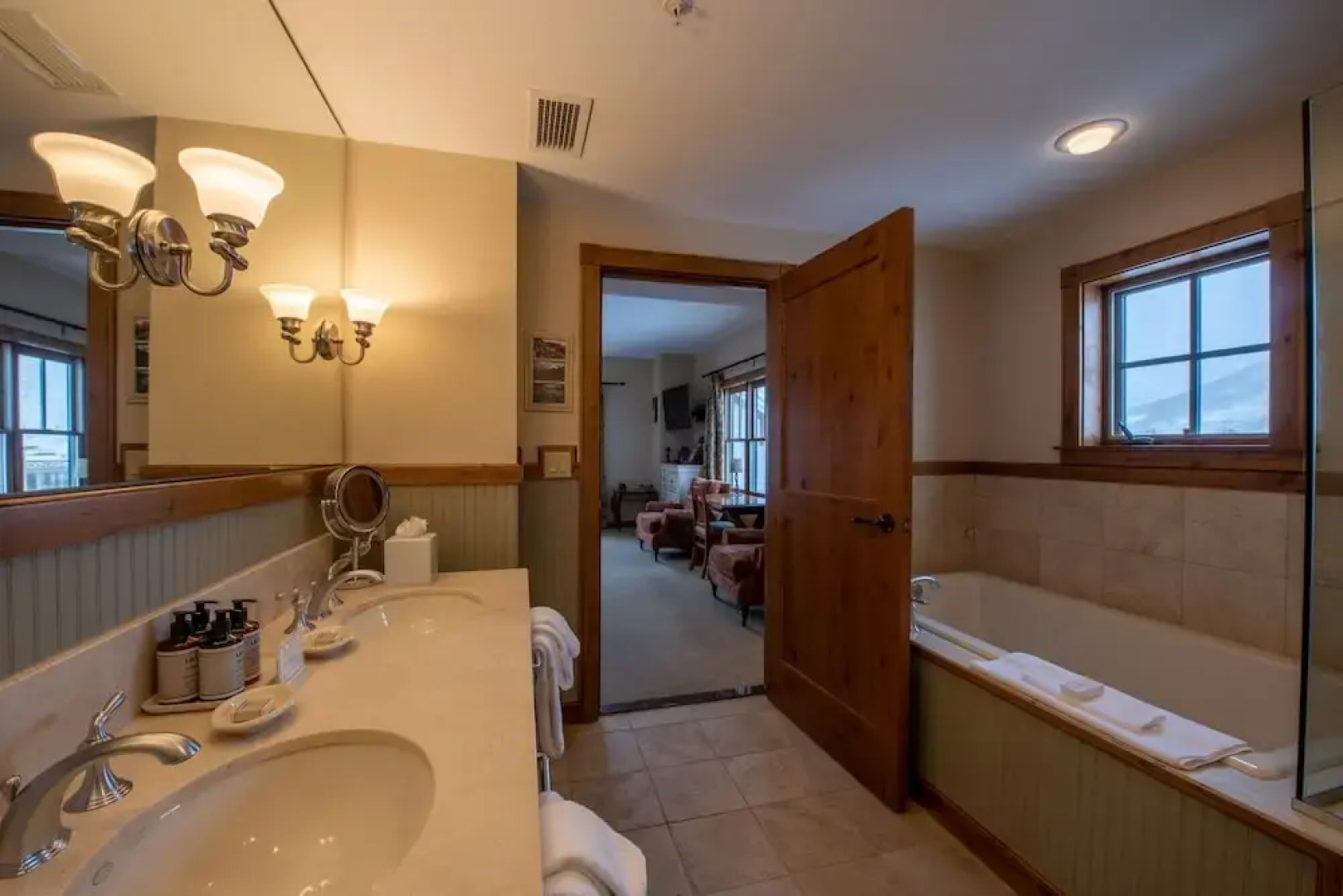 Large 3 Bedroom Bathroom In Mountaineer Square Condo - No Cleaning Fee! by RedAwning