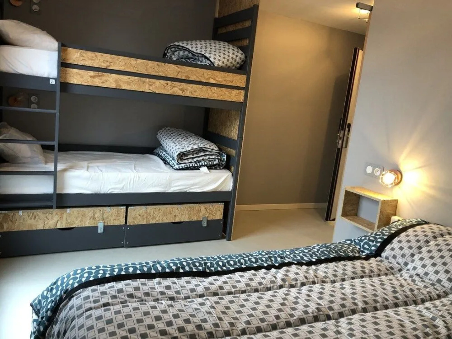 Share And Cheers Hostel