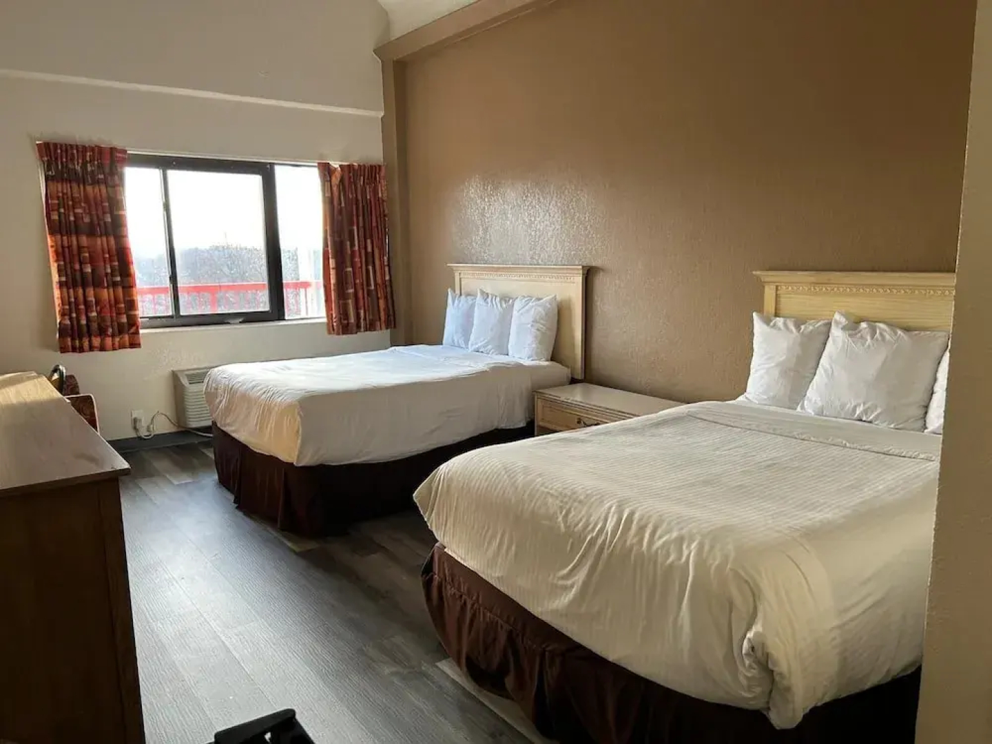 Hilltop Inn & Suites