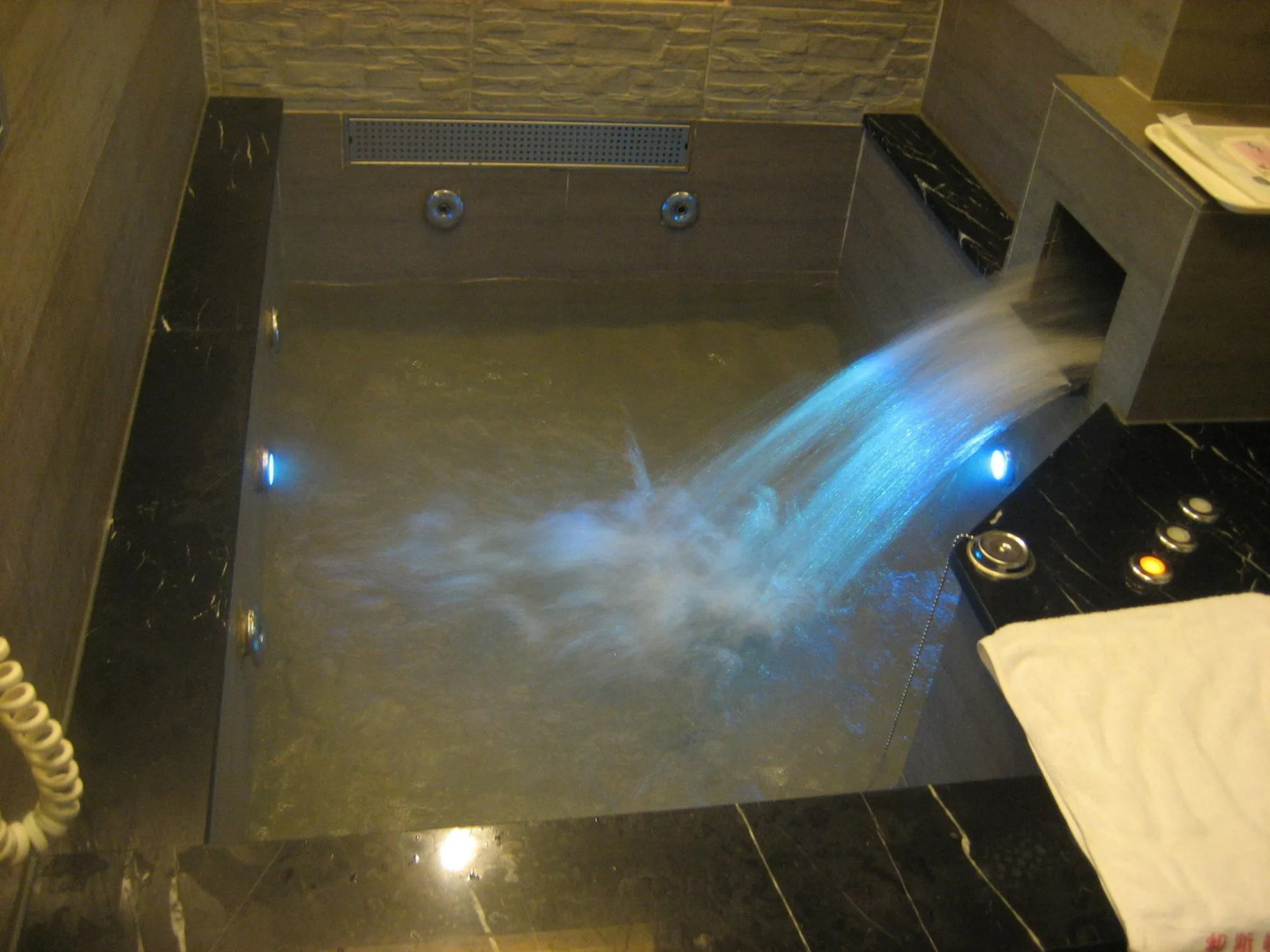 Host-On Exquisite Hotspring Hotel