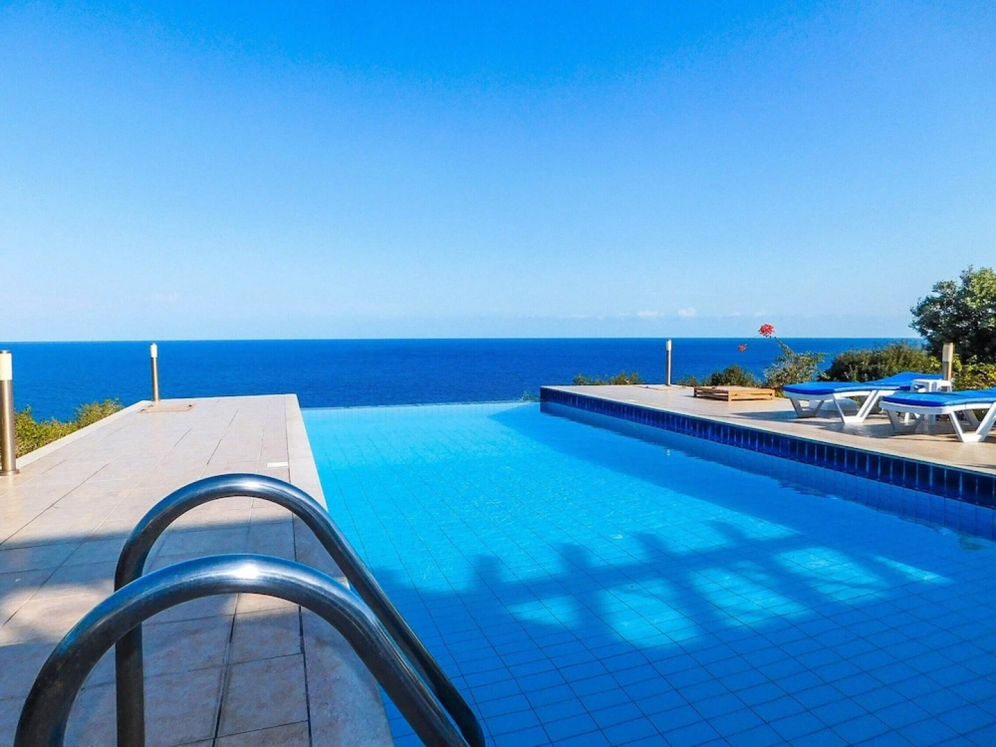 Sea Cliff villa, 4 beds, sleeps 2- 7, Free Wifi, Heated Pool option.