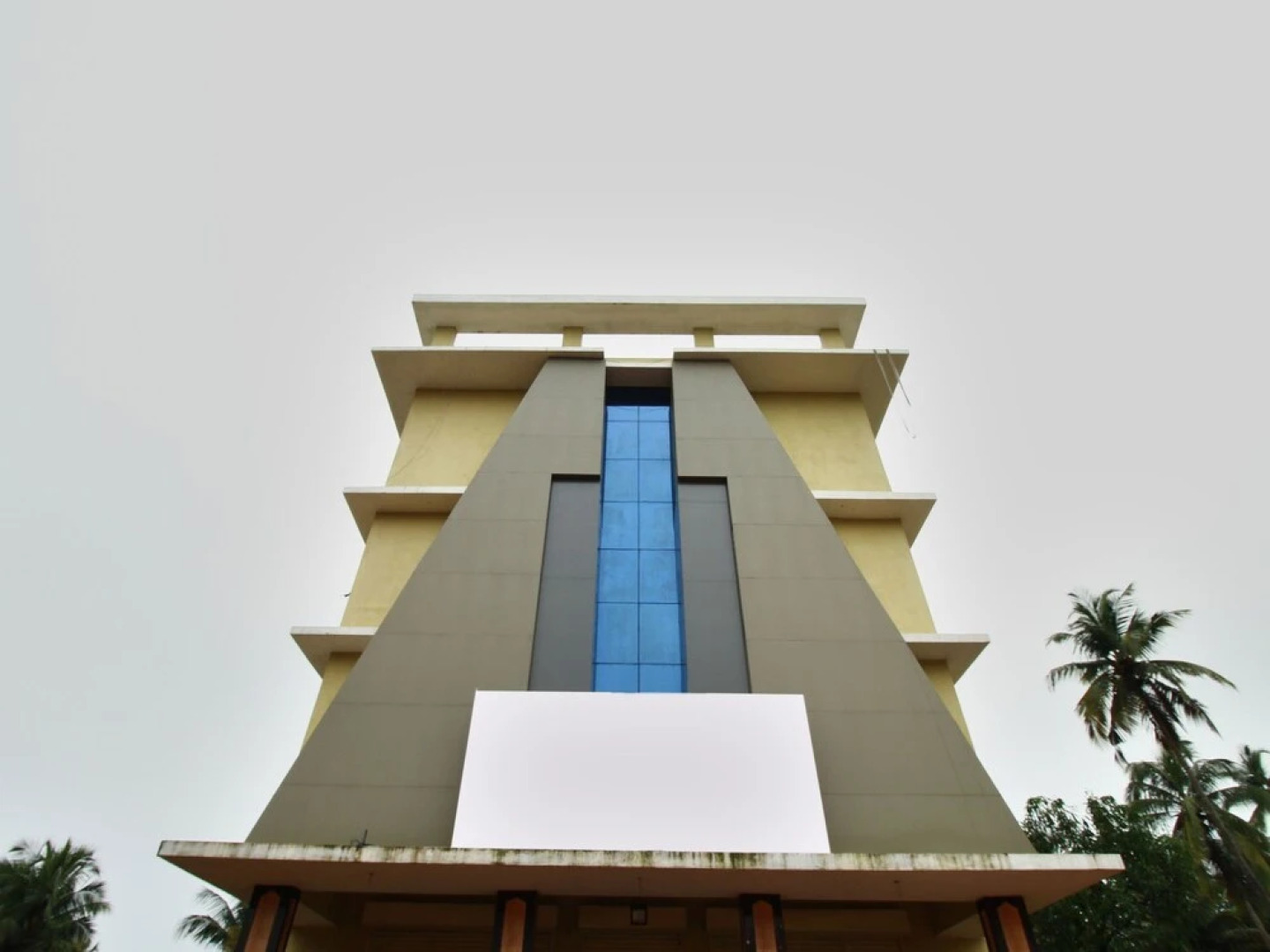 Capital O 13489 Garuda Comforts