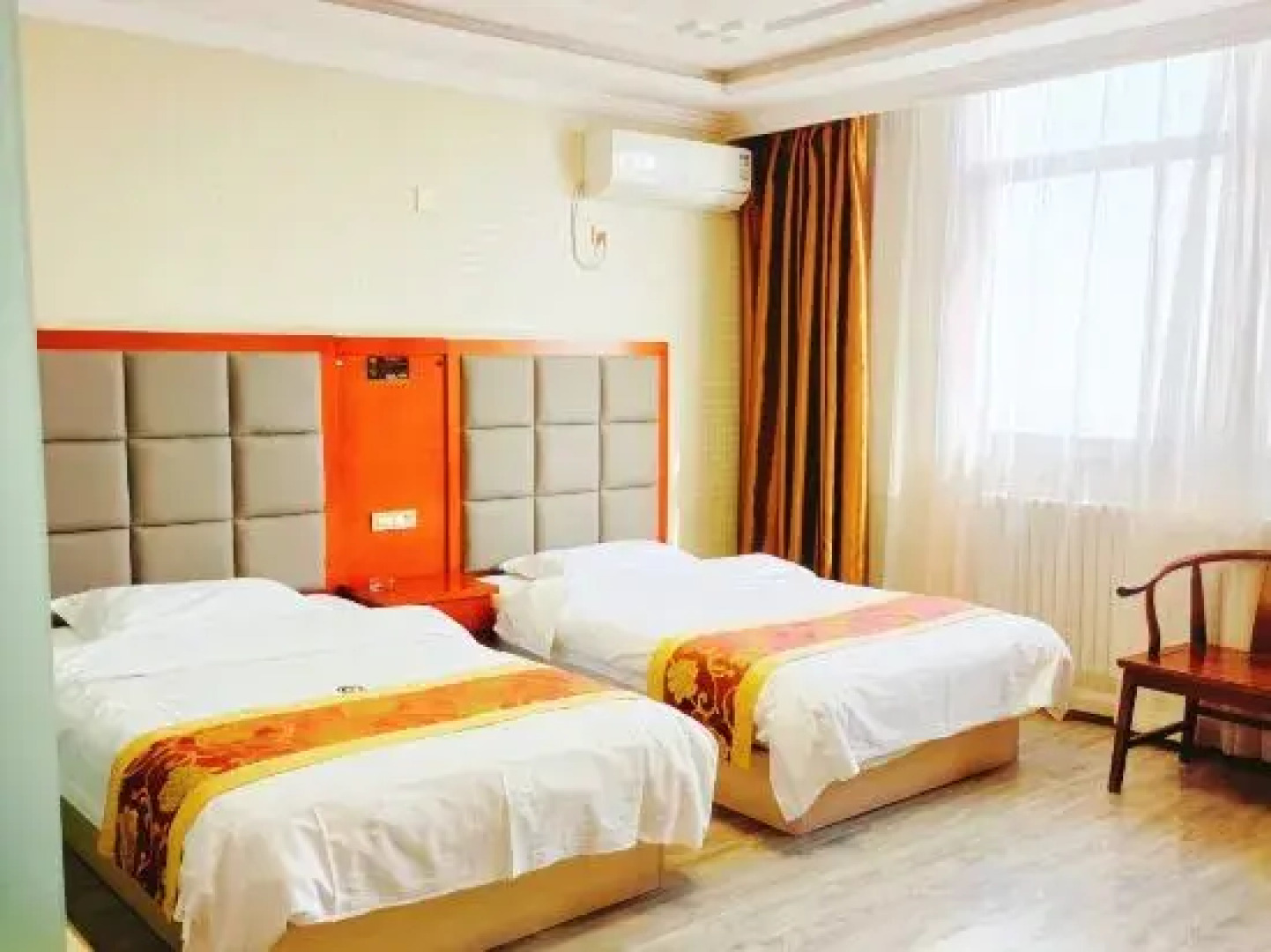 Fuping Xiangsheng Business Hotel