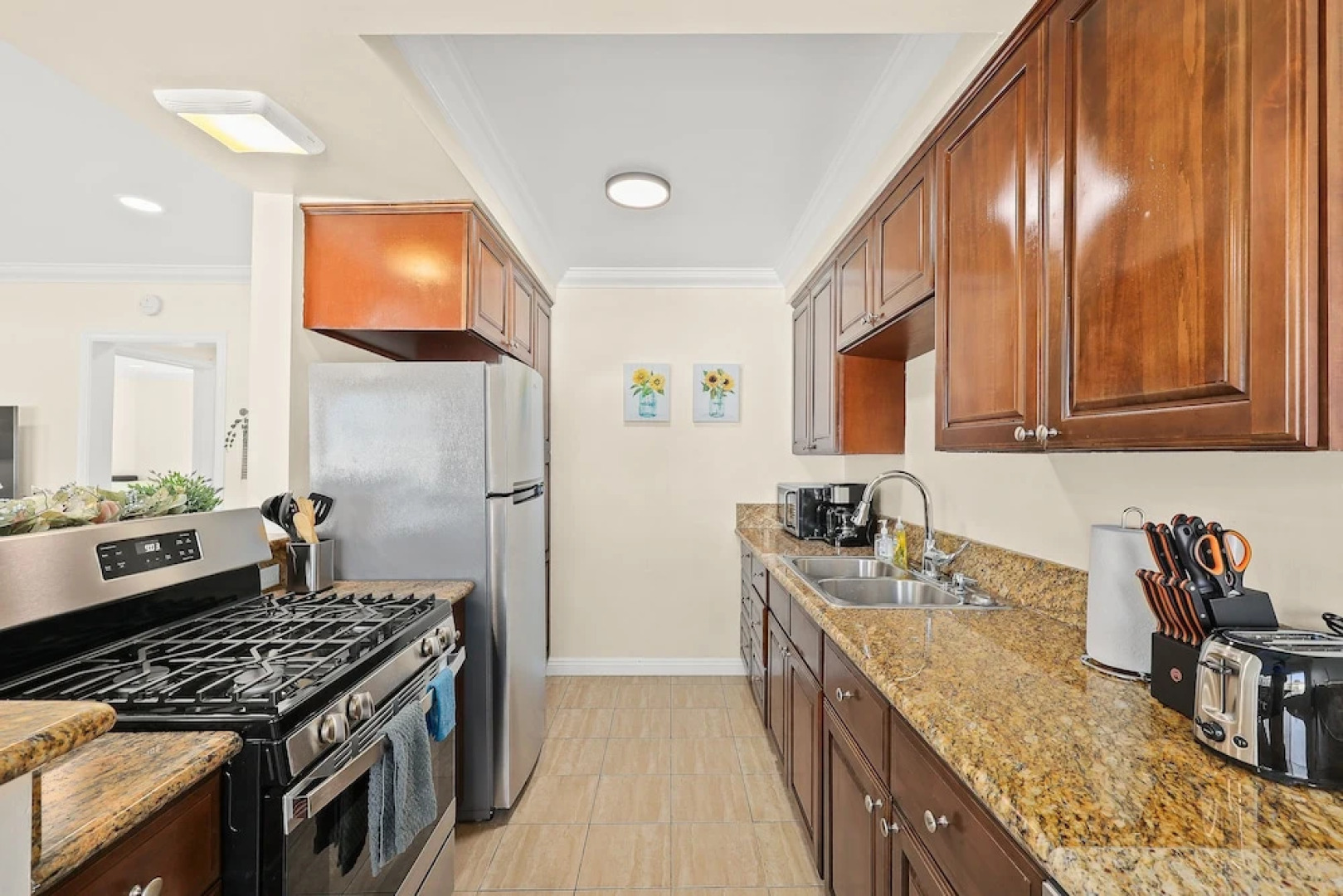 Sunny & Cheerful Near I-10 ~ Queen Beds ~ Parking