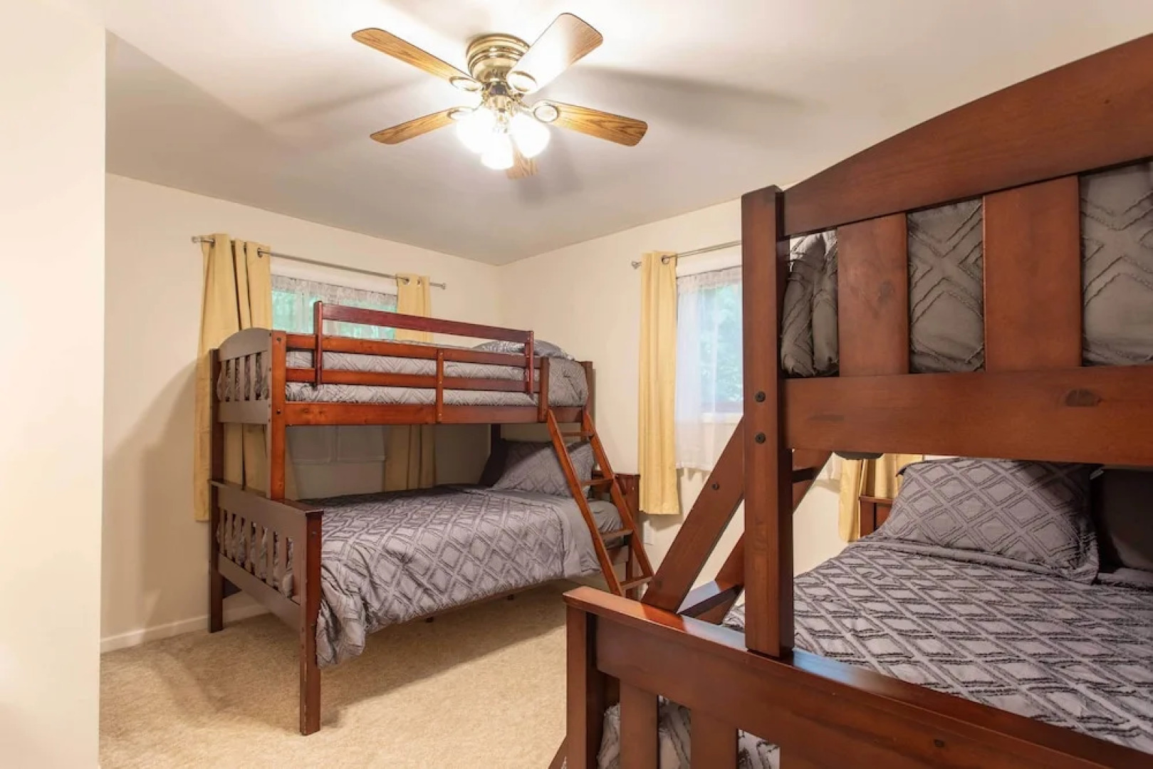 Cozy Poconos Ranch Home w/ Pool Access, Near Lake!