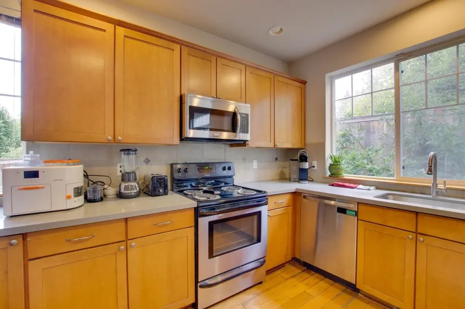 Charming Everett Townhome - 3 Mi to Downtown!