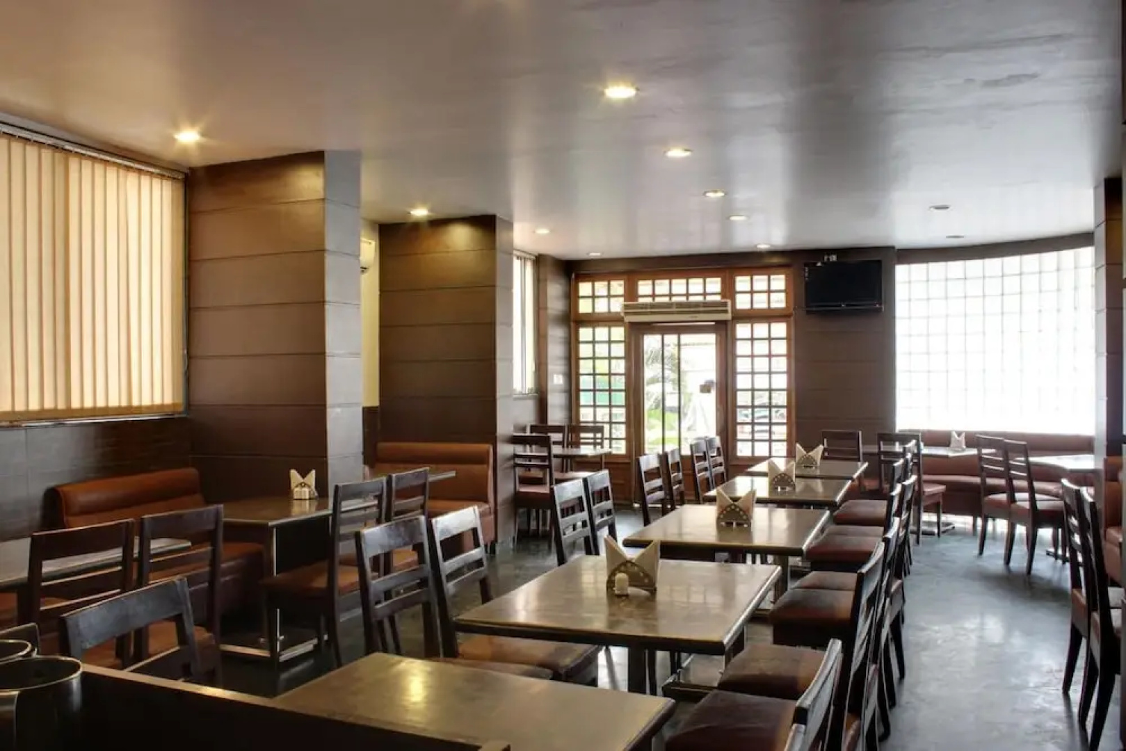 Lucky Hotel Goregaon