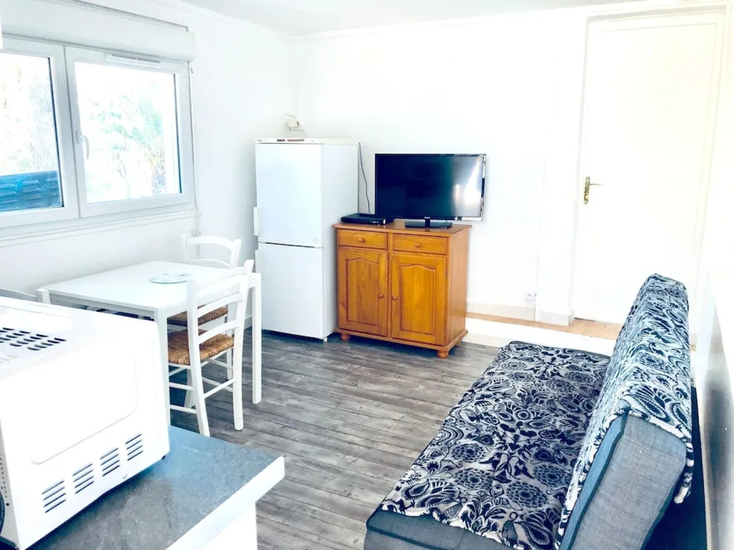 Apartment With one Bedroom in Le Beausset, With Wonderful sea View, Pool Access, Enclosed Garden - 8 km From the Beach