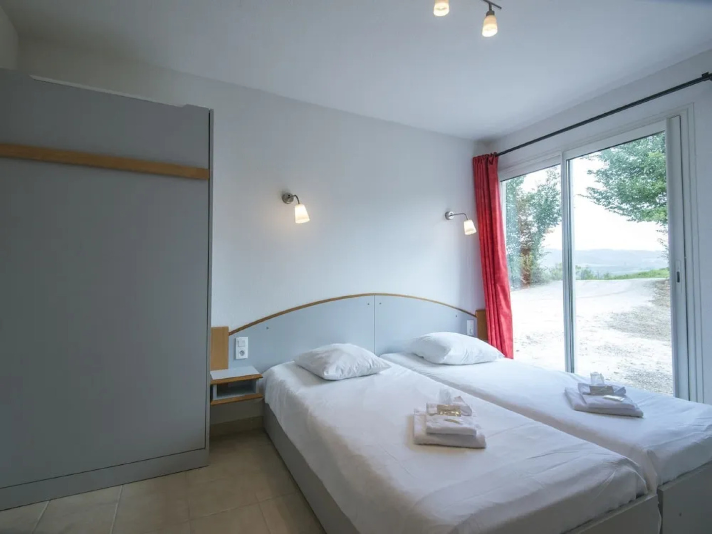 Tidy Bungalow With Dishwasher on a Green Domain