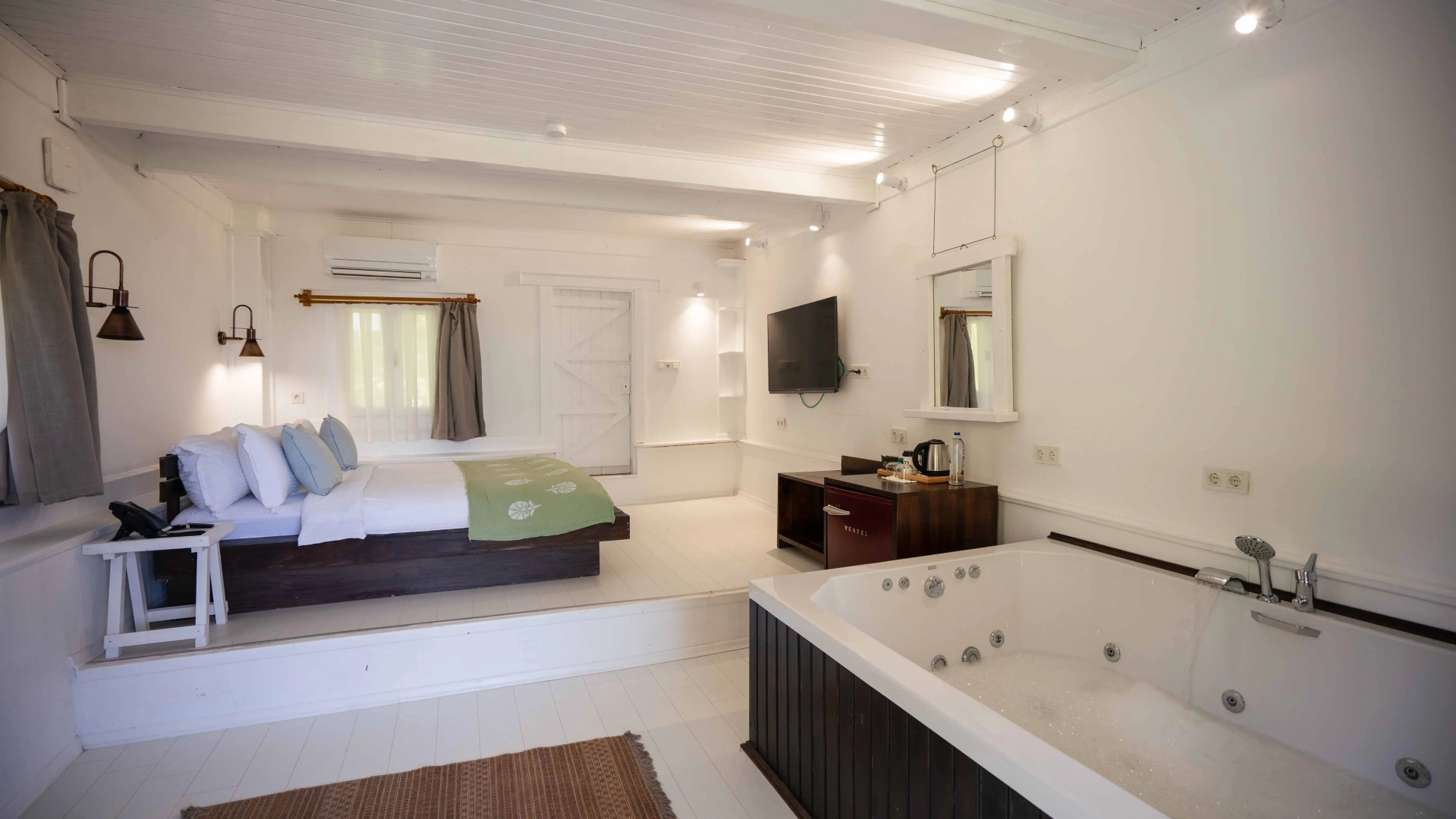 Lov Faralya (+16 Adults Only)